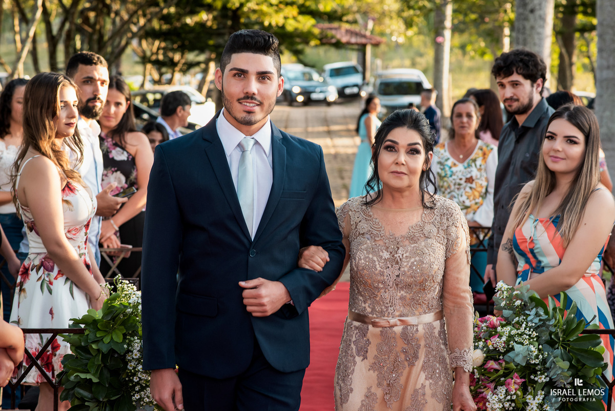 Casamento de Tahina e Fabricio realizado na Silmaria noivas na igreja maratona em cidade de Para de minas/MG, fotografia registrada com make de Dionizio pelo fotógrafo de casamento Israel Lemos.