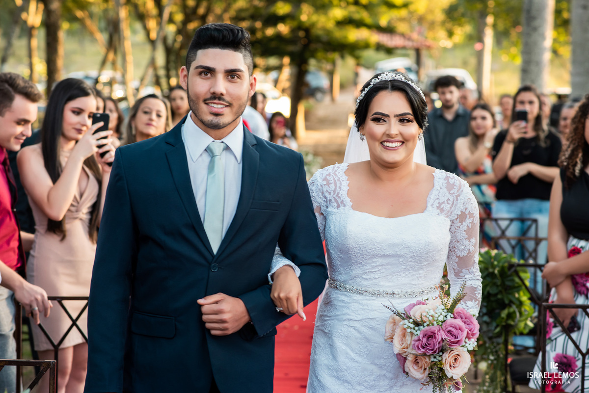 Casamento de Tahina e Fabricio realizado na Silmaria noivas na igreja maratona em cidade de Para de minas/MG, fotografia registrada com make de Dionizio pelo fotógrafo de casamento Israel Lemos.