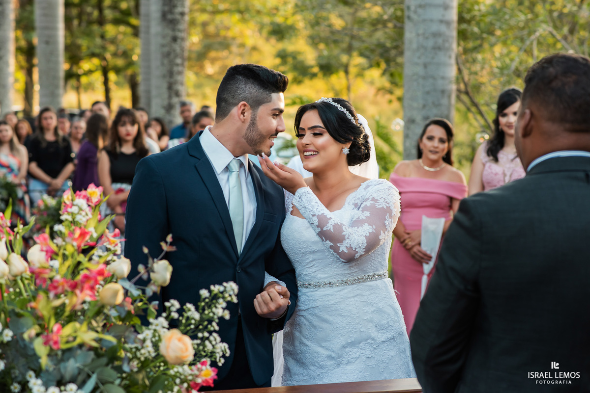 Casamento de Tahina e Fabricio realizado na Silmaria noivas na igreja maratona em cidade de Para de minas/MG, fotografia registrada com make de Dionizio pelo fotógrafo de casamento Israel Lemos.