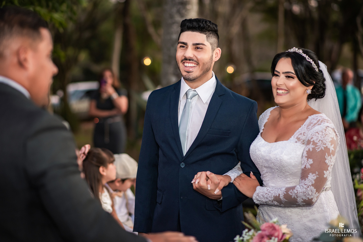 Casamento de Tahina e Fabricio realizado na Silmaria noivas na igreja maratona em cidade de Para de minas/MG, fotografia registrada com make de Dionizio pelo fotógrafo de casamento Israel Lemos.