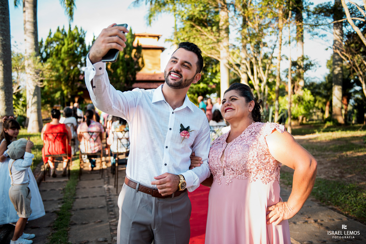 Casamento de Tahina e Fabricio realizado na Silmaria noivas na igreja maratona em cidade de Para de minas/MG, fotografia registrada com make de Dionizio pelo fotógrafo de casamento Israel Lemos.