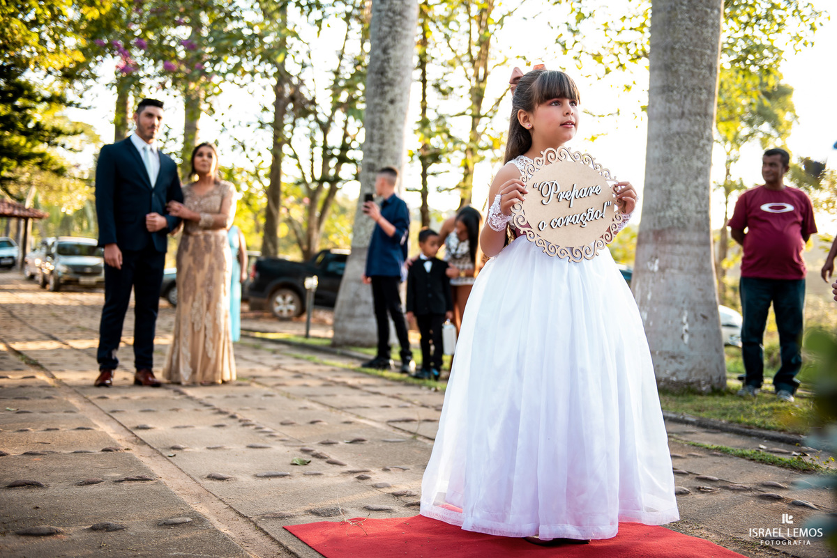 Casamento de Tahina e Fabricio realizado na Silmaria noivas na igreja maratona em cidade de Para de minas/MG, fotografia registrada com make de Dionizio pelo fotógrafo de casamento Israel Lemos.
