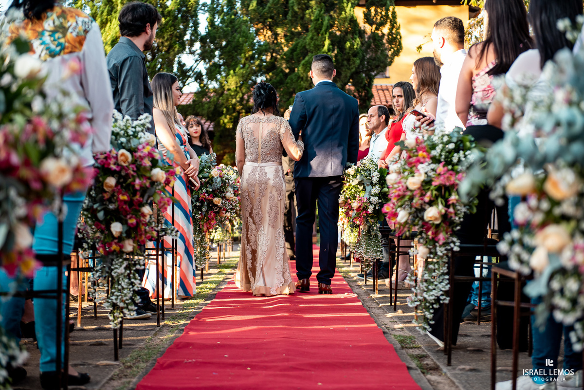 Casamento de Tahina e Fabricio realizado na Silmaria noivas na igreja maratona em cidade de Para de minas/MG, fotografia registrada com make de Dionizio pelo fotógrafo de casamento Israel Lemos.