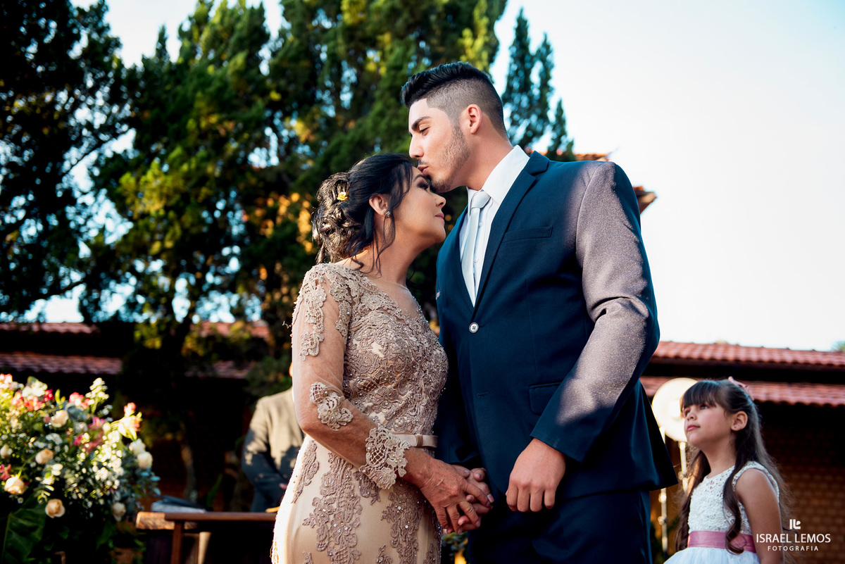 Casamento de Tahina e Fabricio realizado na Silmaria noivas na igreja maratona em cidade de Para de minas/MG, fotografia registrada com make de Dionizio pelo fotógrafo de casamento Israel Lemos.