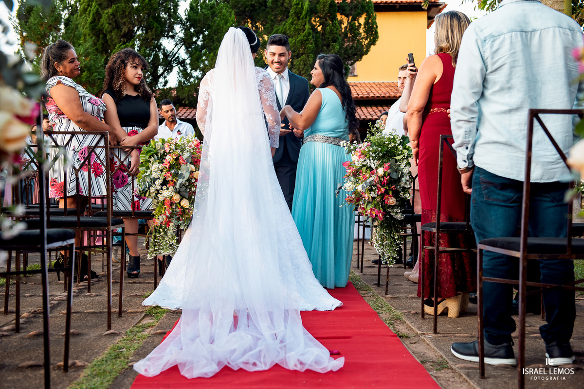 Casamento de Tahina e Fabricio realizado na Silmaria noivas na igreja maratona em cidade de Para de minas/MG, fotografia registrada com make de Dionizio pelo fotógrafo de casamento Israel Lemos.