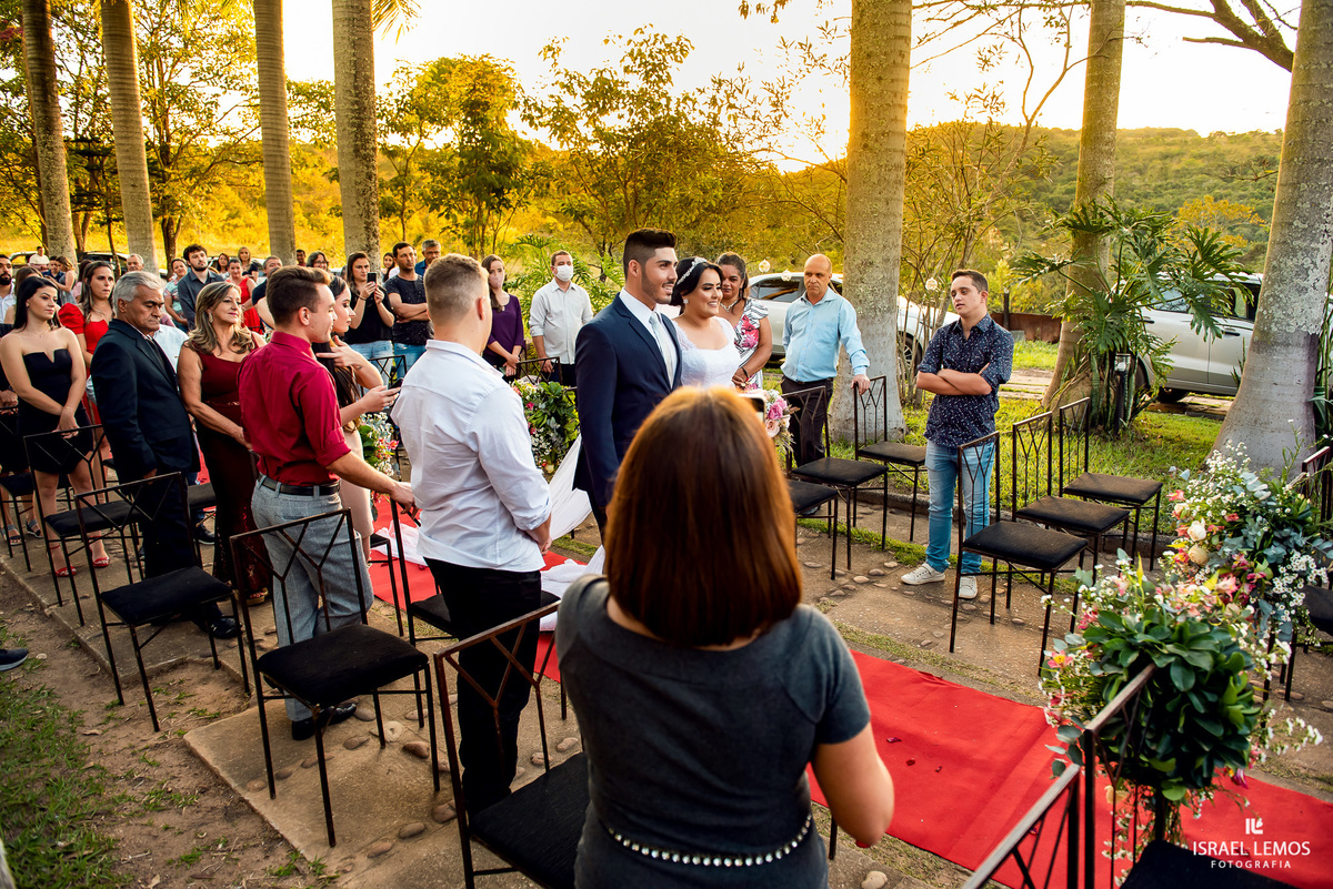 Casamento de Tahina e Fabricio realizado na Silmaria noivas na igreja maratona em cidade de Para de minas/MG, fotografia registrada com make de Dionizio pelo fotógrafo de casamento Israel Lemos.