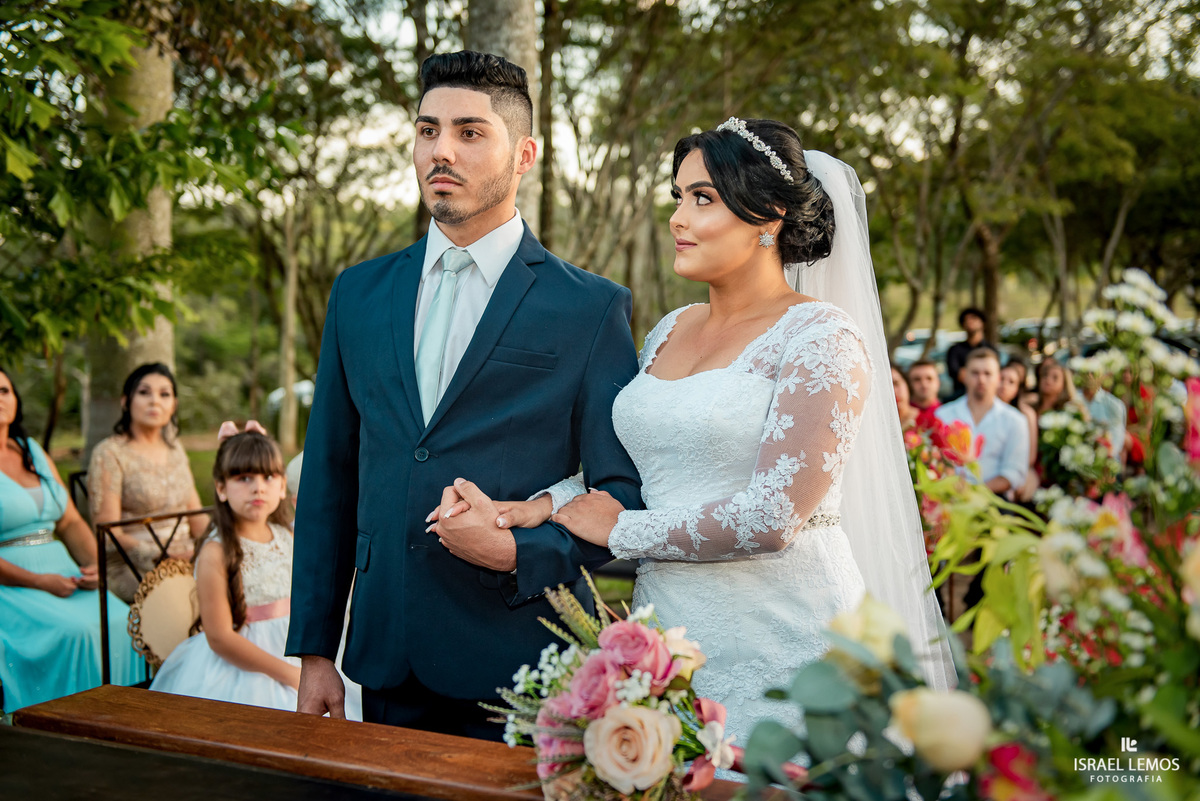 Casamento de Tahina e Fabricio realizado na Silmaria noivas na igreja maratona em cidade de Para de minas/MG, fotografia registrada com make de Dionizio pelo fotógrafo de casamento Israel Lemos.