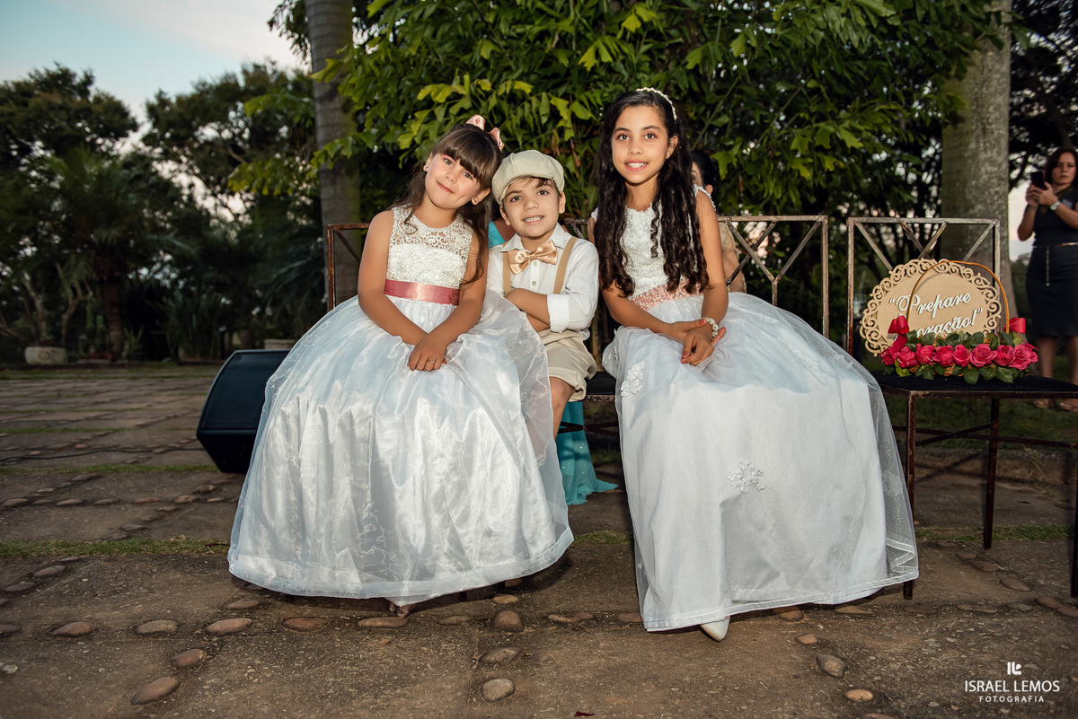 Casamento de Tahina e Fabricio realizado na Silmaria noivas na igreja maratona em cidade de Para de minas/MG, fotografia registrada com make de Dionizio pelo fotógrafo de casamento Israel Lemos.