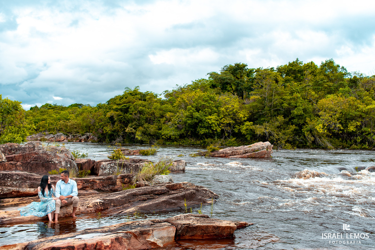 O amor não se vê com os olhos mas com o coração. Um coração feliz é o resultado inevitável de um coração ardente de amor. Lutar pelo amor é bom, mas alcançá-lo sem luta é melhor. ... A distância faz ao amor aquilo que o vento faz ao fogo: apaga o pequeno,