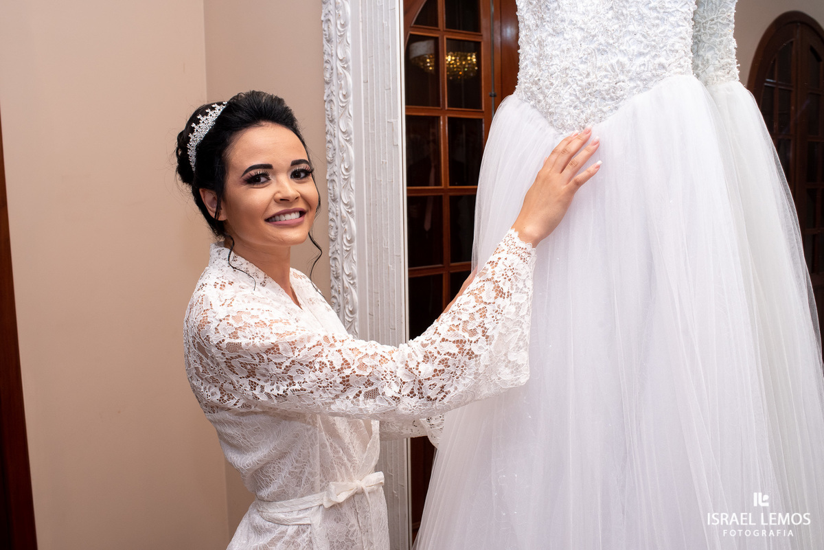 noiva no momento final da make indo pra igreja da Silmaria oliveira em para de minas