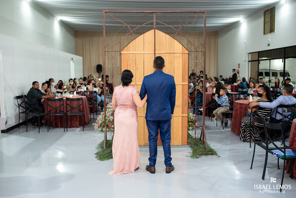 a entrada do noivo em para de minas