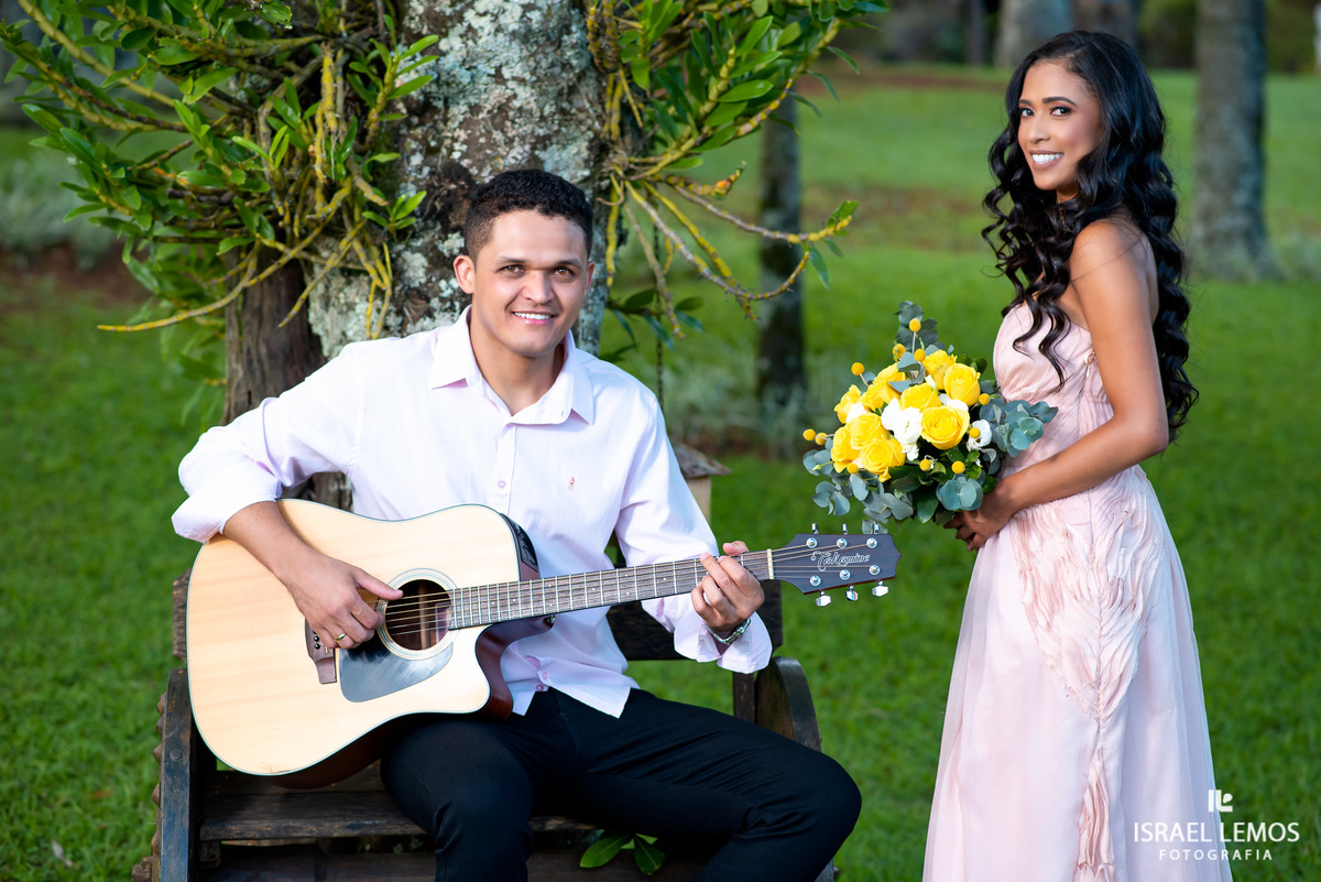 noivo tocando violão para a noiva com o fotografo Israel Lemos