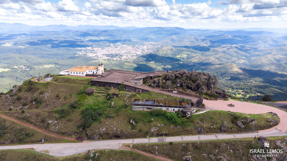 O Santuário Basílica Nossa Senhora da Piedade,  localizado a 48 km da capital mineira e a 16 km do município de Caeté, é um cenário de riquíssima beleza natural, no alto da montanha, a 1746 metros de altitude. Ideal para a reflexão,  oração e o encontro 