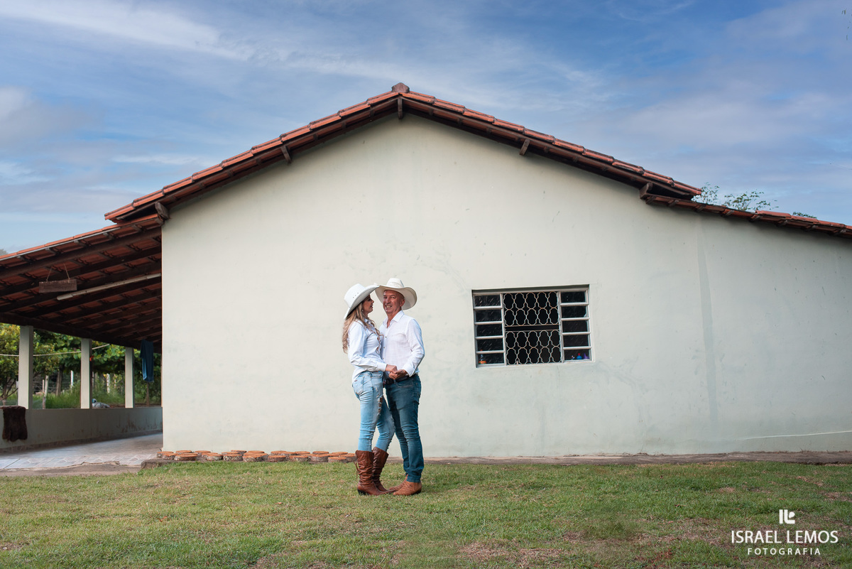 casal faz ensaio em seu sitio na cidade de Moema 
