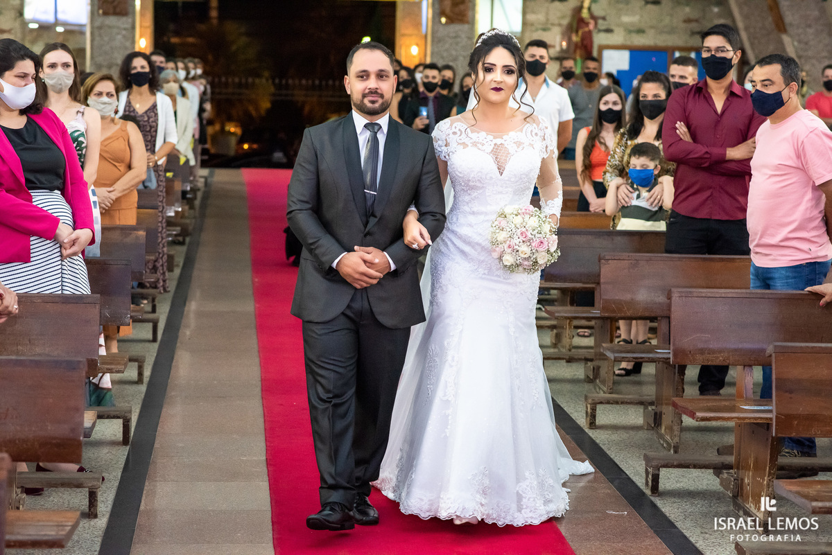 entrada dos noivos Matriz nossa senhora da piedade em Para de minas Luana e guilherme casamento