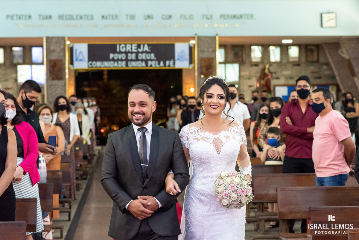 entrada dos noivos Matriz nossa senhora da piedade em Para de minas Luana e guilherme casamento
