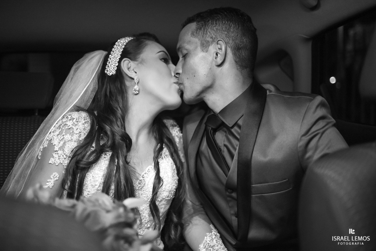 beijo no carro saindo da igreja