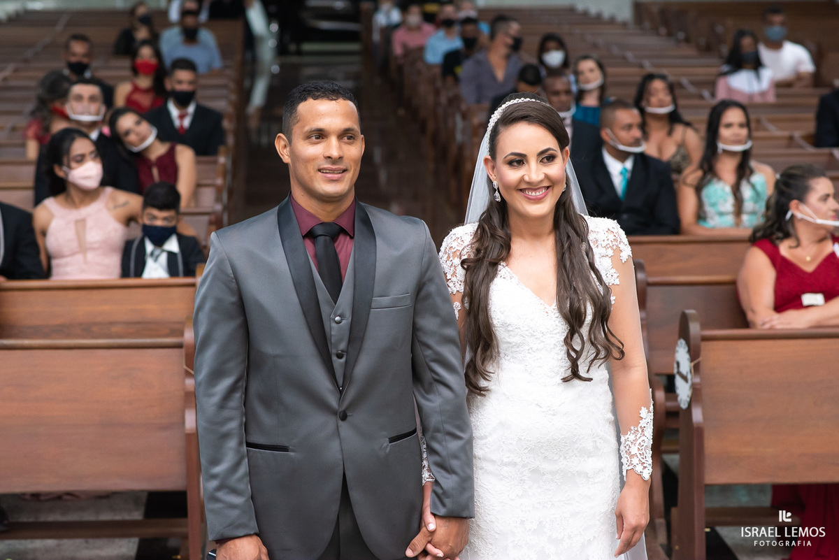 Para evitar a propagação da COVID-19, faça o seguinte:
Lave suas mãos com frequência. Use sabão e água ou álcool em gel.
Mantenha uma distância segura de pessoas que estiverem tossindo ou espirrando.
Use máscara quando não for possível manter o distanciam