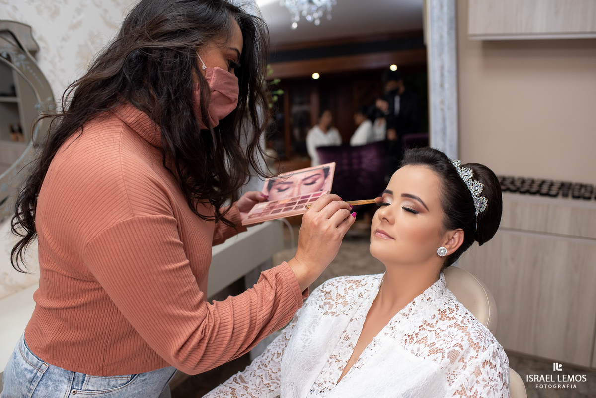 Tamara Oliveira maquiando