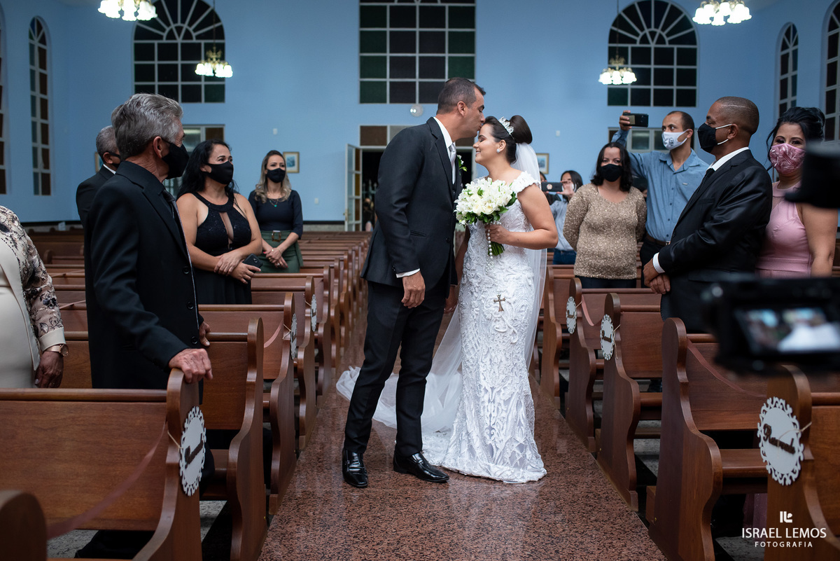 beijo na testa na entrada da noiva