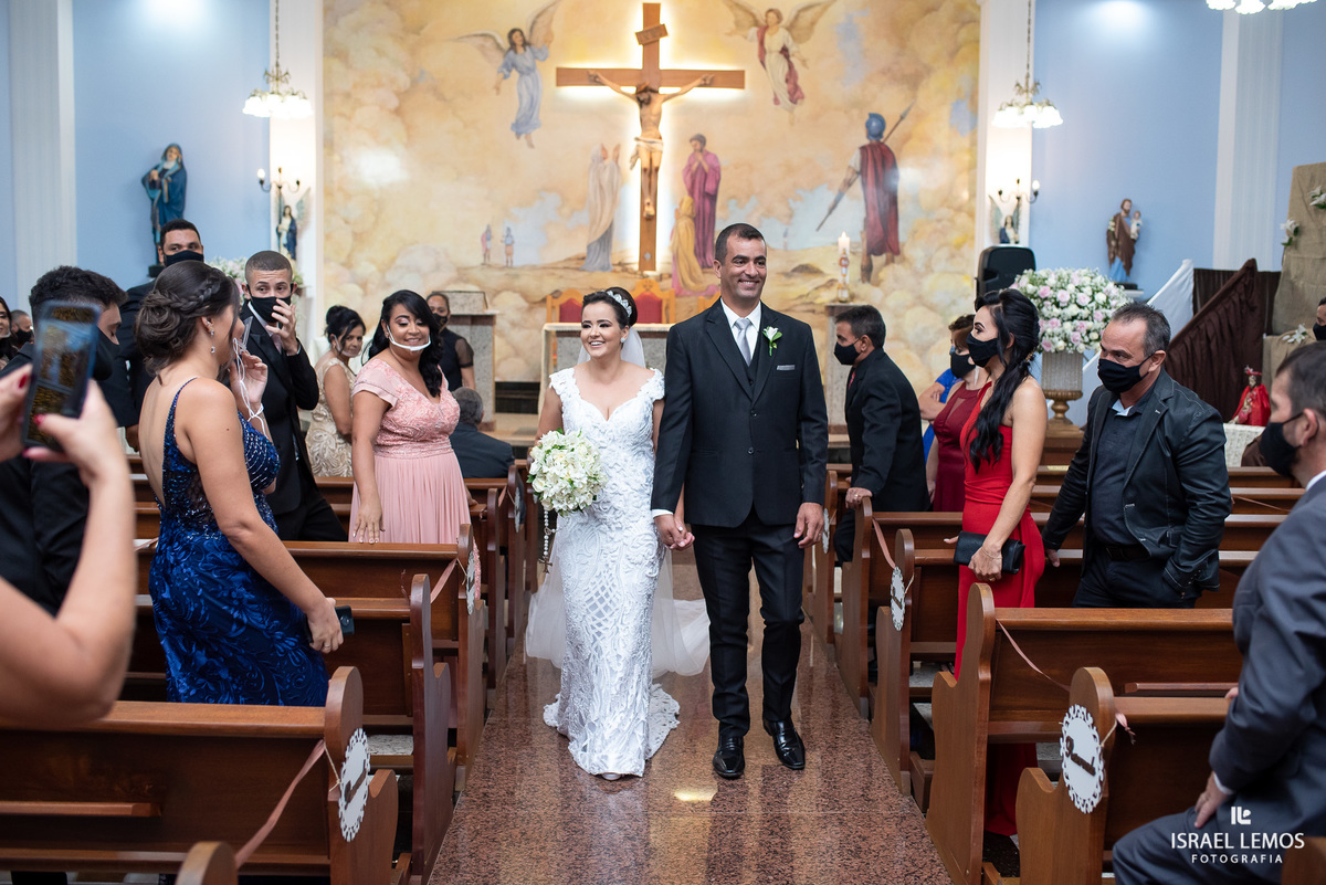 saída dos noivos em grande estilo em para de minas fotografo