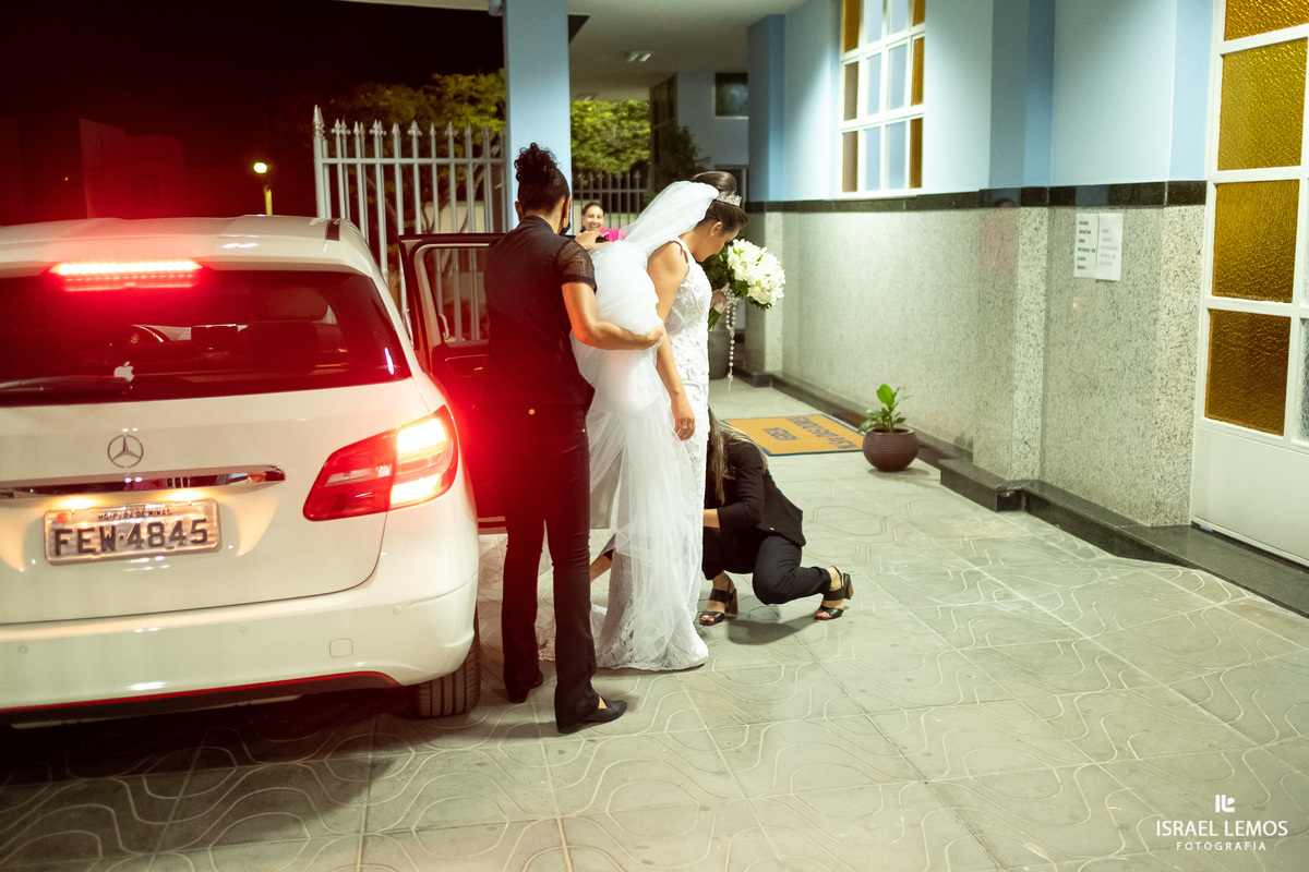 noiva saindo do carro na cidade de Antunes MG