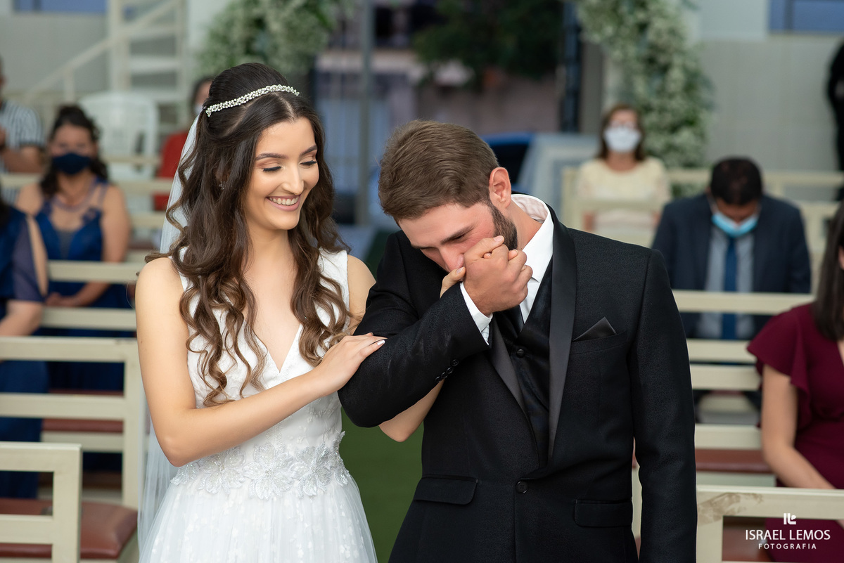 beijando a Mao da noiva no casamento em florestal fotografo