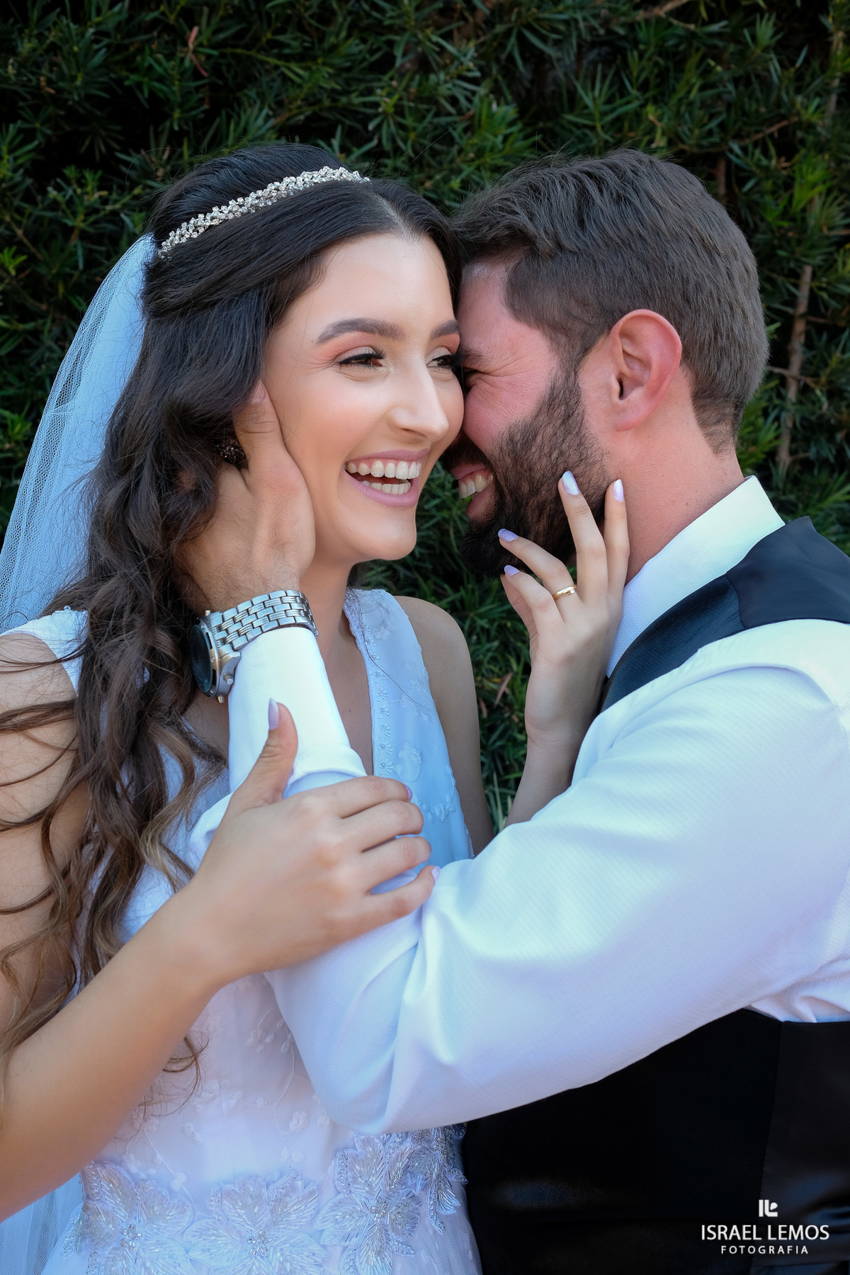 sorriso entre noivos na cidade de bh