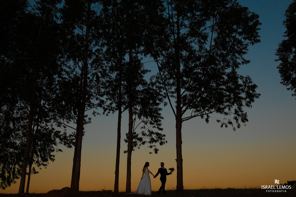 foto linda do por do sol do casal de noivos