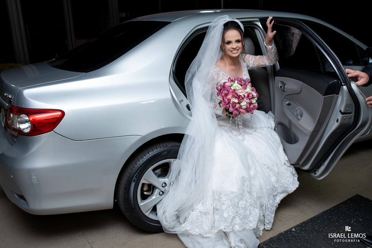 noiva vanessa saindo do carro de seu pai em para de minas