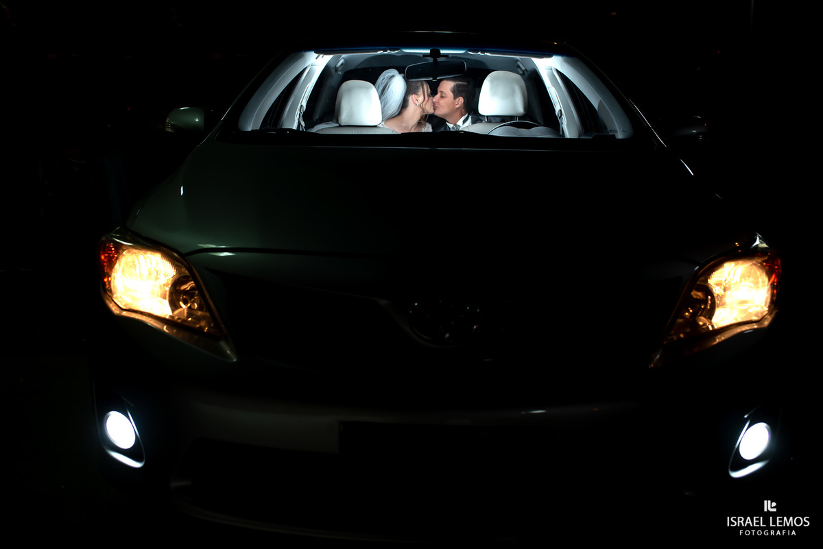 beijo no carro pra fechar o casamento em para de minas por fotografo Israel Lemos fotografia MG