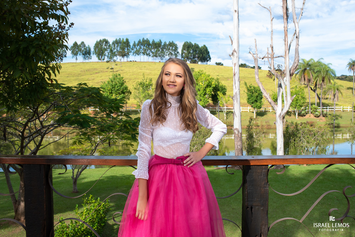 FOTOgrafia de 15 anos e debutante  em para de minas