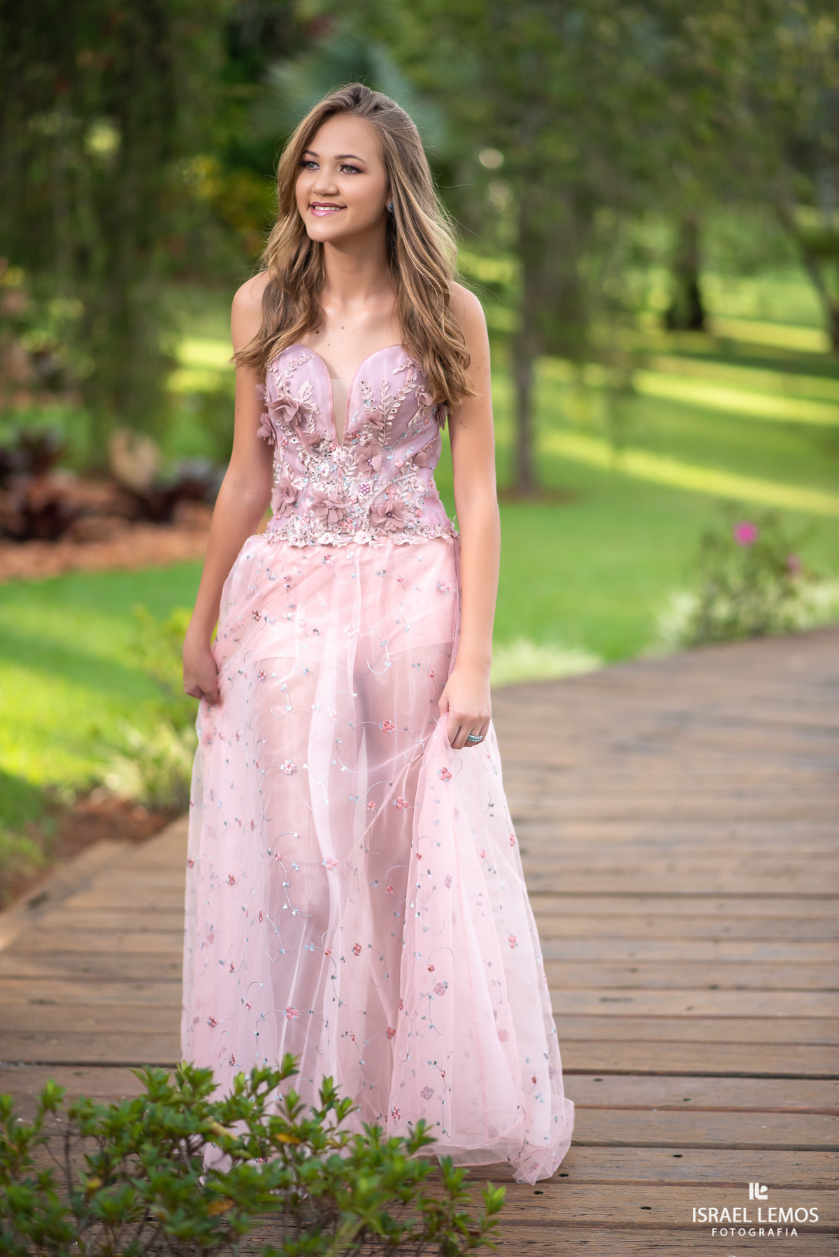 FOTOgrafia de 15 anos e debutante  em para de minas com produção de tamara oliveira e maquiagem de Silmaria Oliveira 