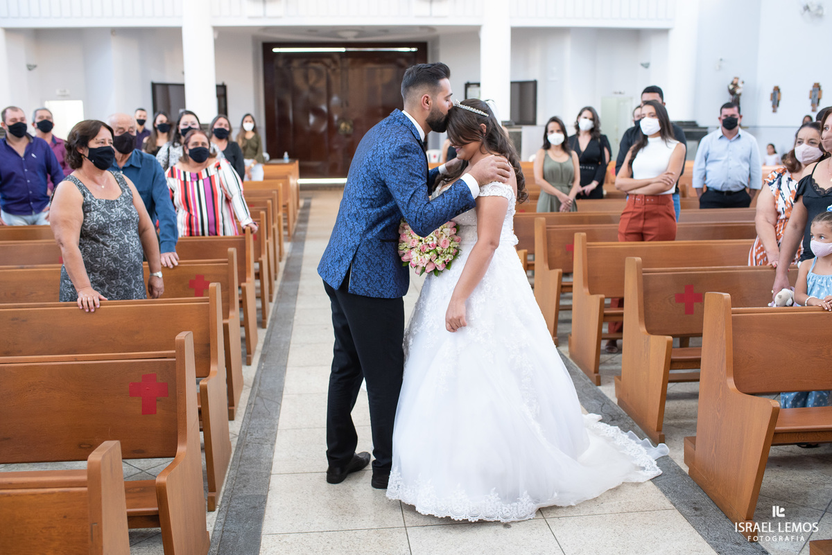 Beijo na testa da noiva para de minas