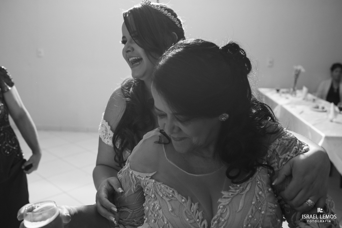 noiva com sua mãe na festa