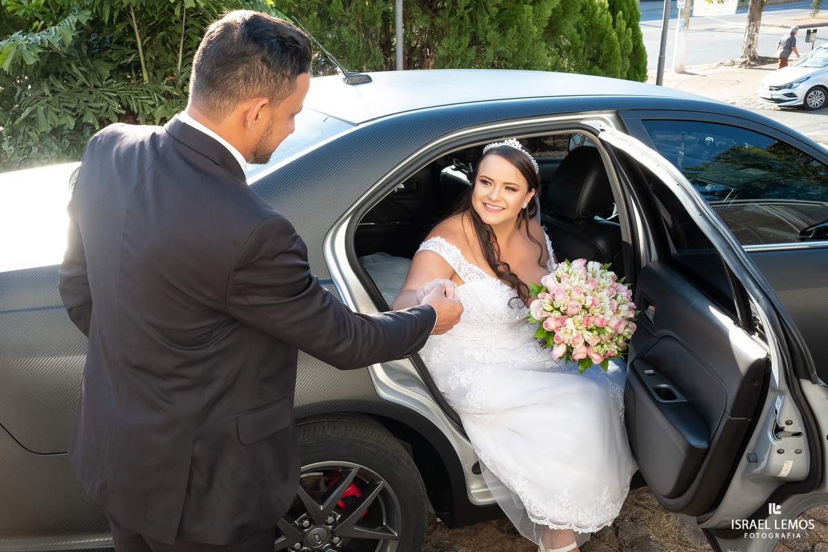noiva saindo do carro em para de minas