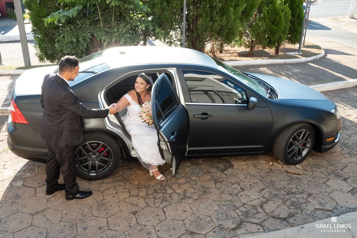 noiva saindo do carro em para de minas
