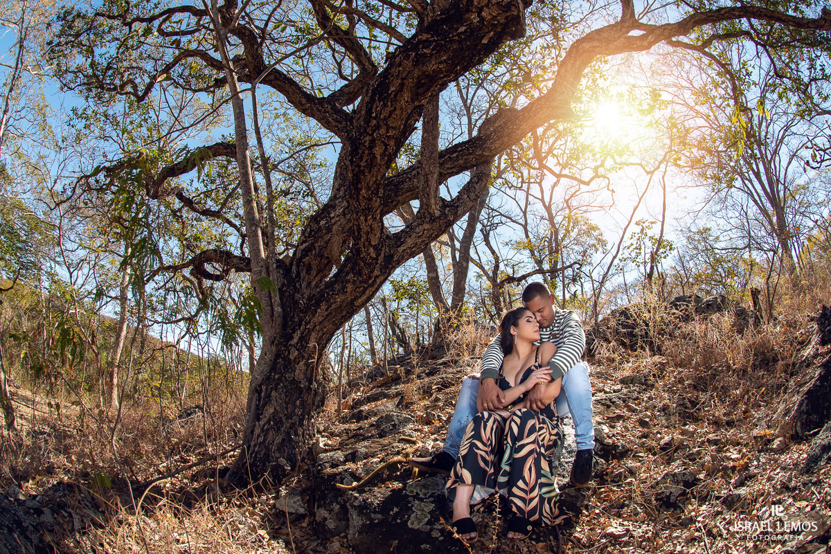Casal da cidade de Pitangui realiza ensaio fotografico em serra do cipo com por do sol