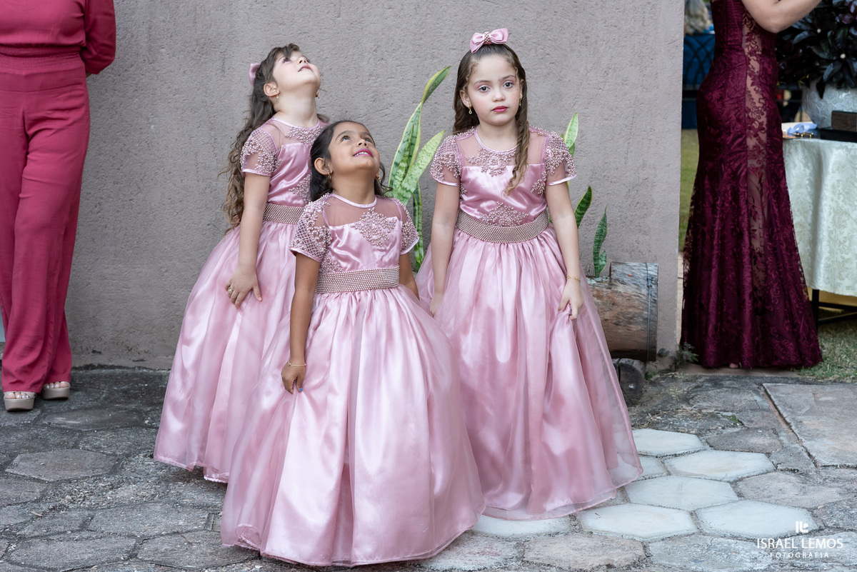 Damas olhando o drone