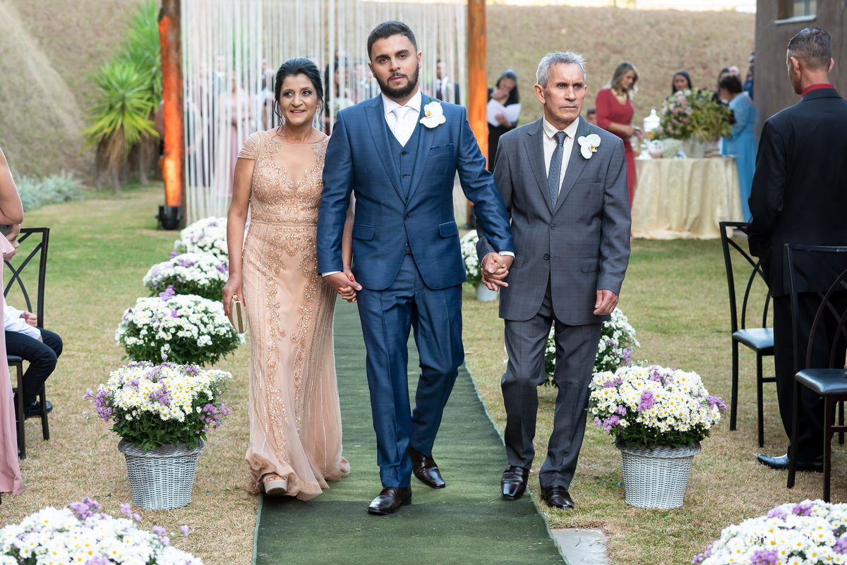 entrada do noivo Jonathas no espaço joseville em Para de minas