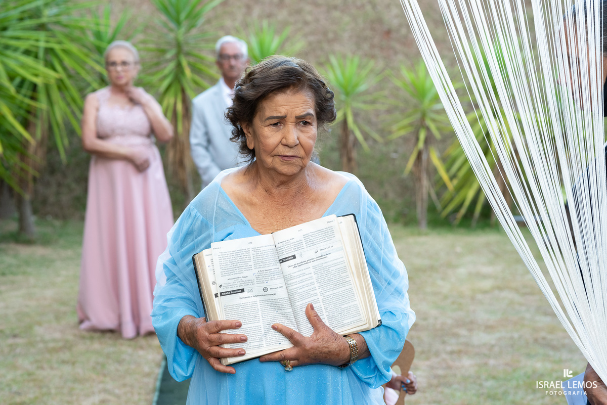 avo do noiva com a bíblia