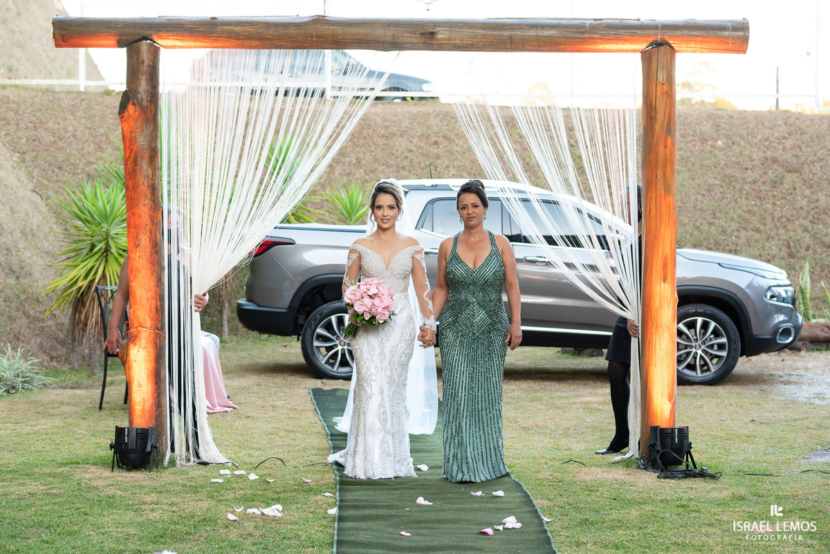 entrada da noiva Kelly com seu lindo vestido da zephora no espaço joseville em Para de minas