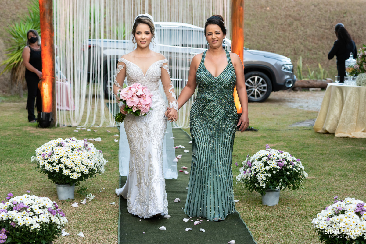 entrada da noiva Kelly com seu lindo vestido da zephora no espaço joseville em Para de minas