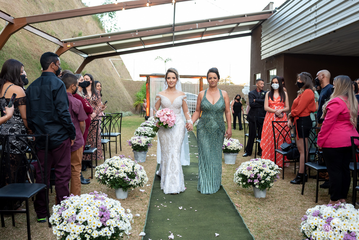 entrada da noiva Kelly com seu lindo vestido da zephora no espaço joseville em Para de minas e seu boquet de flores da Stella