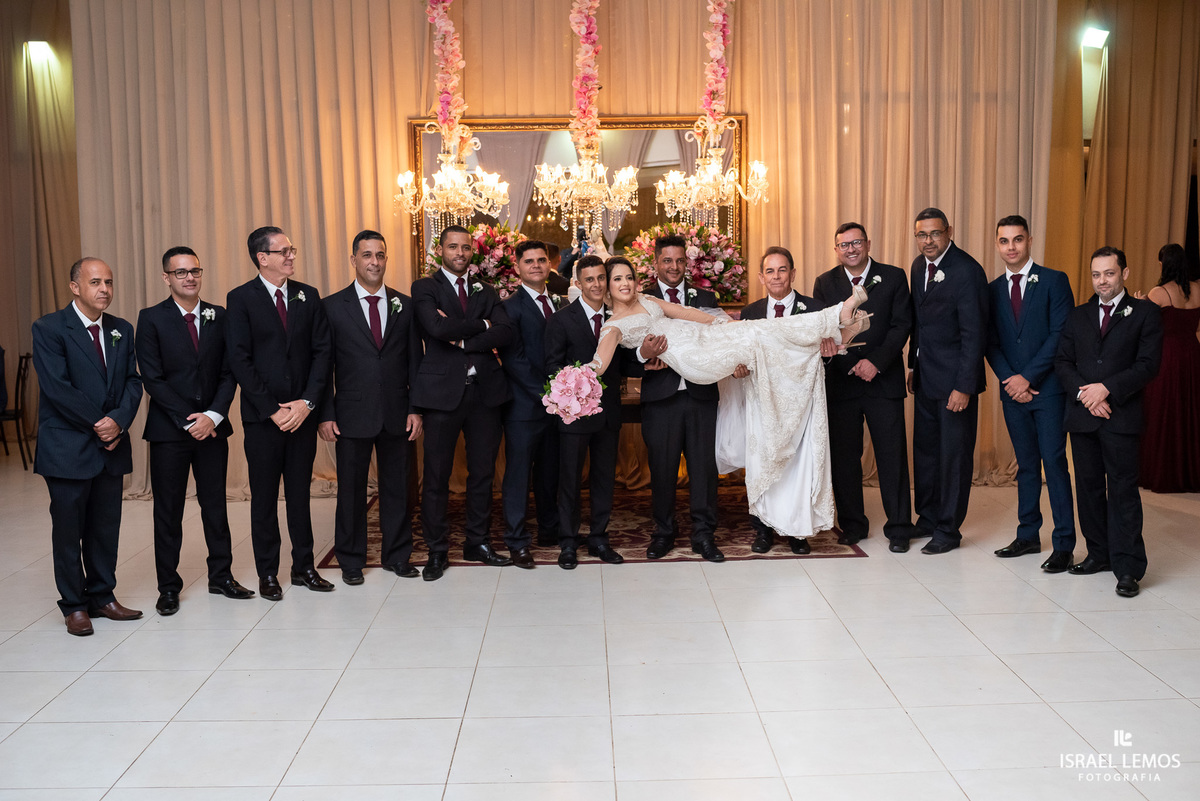 noiva cai ao ser jogada pra cima 