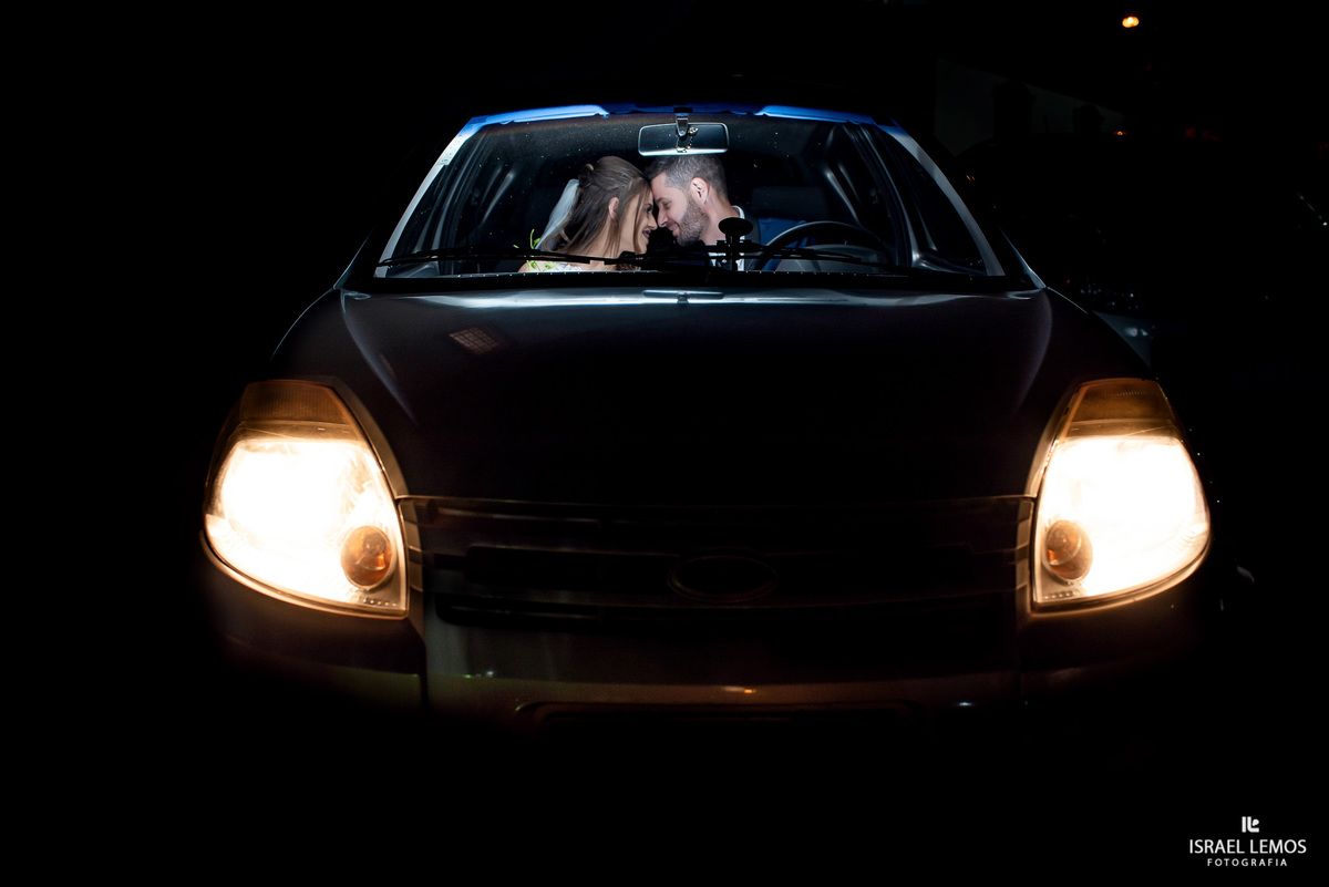 foto noivos no carro 