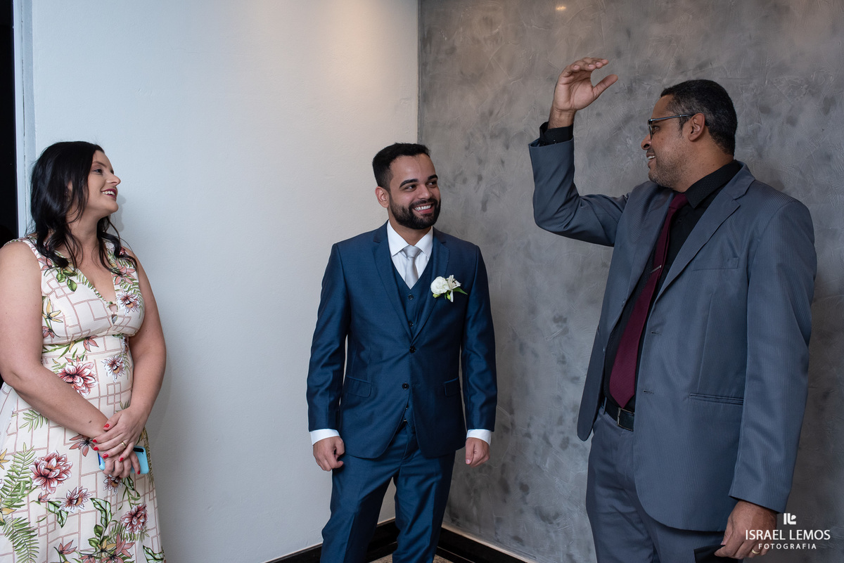 pastor dando as instruções para o casamento 