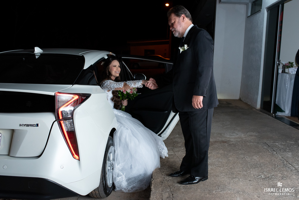 noiva saindo do carro com seu pai de igaratinga