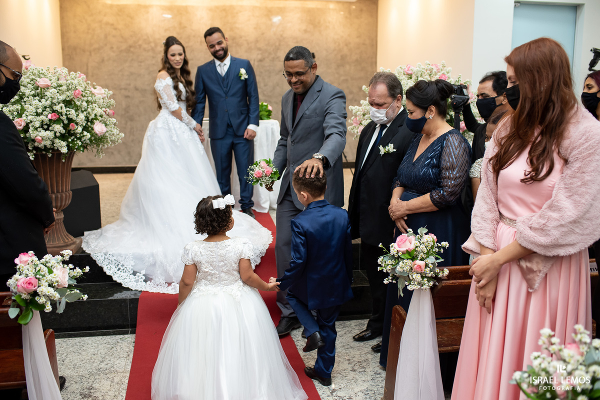 filho de Ian carrega as aliancas no casamento