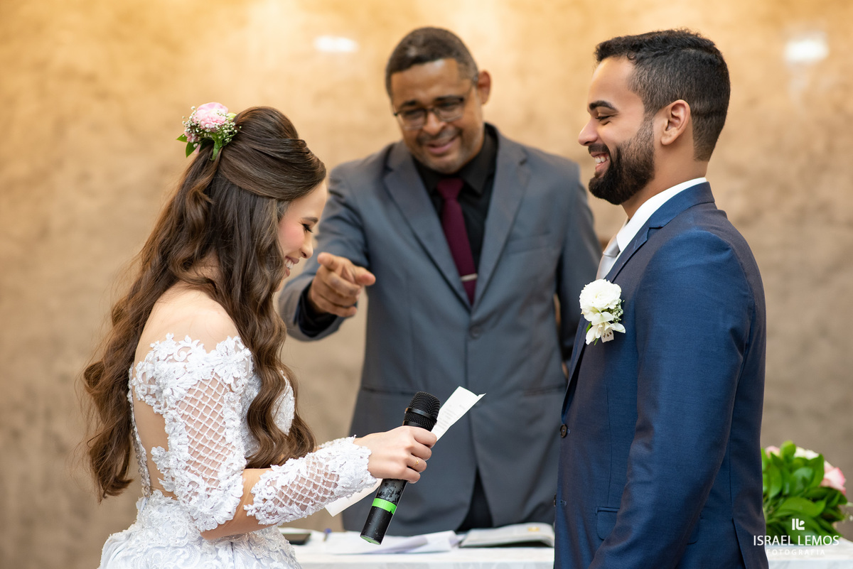 votos casamento na igreja batista em Igaratinga Carol e Ian pelo fotografo de casamento Israel Lemos de para de minas